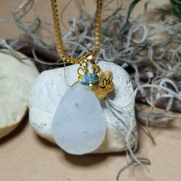 Solar quartz and gold necklace - Picture 3 of 5